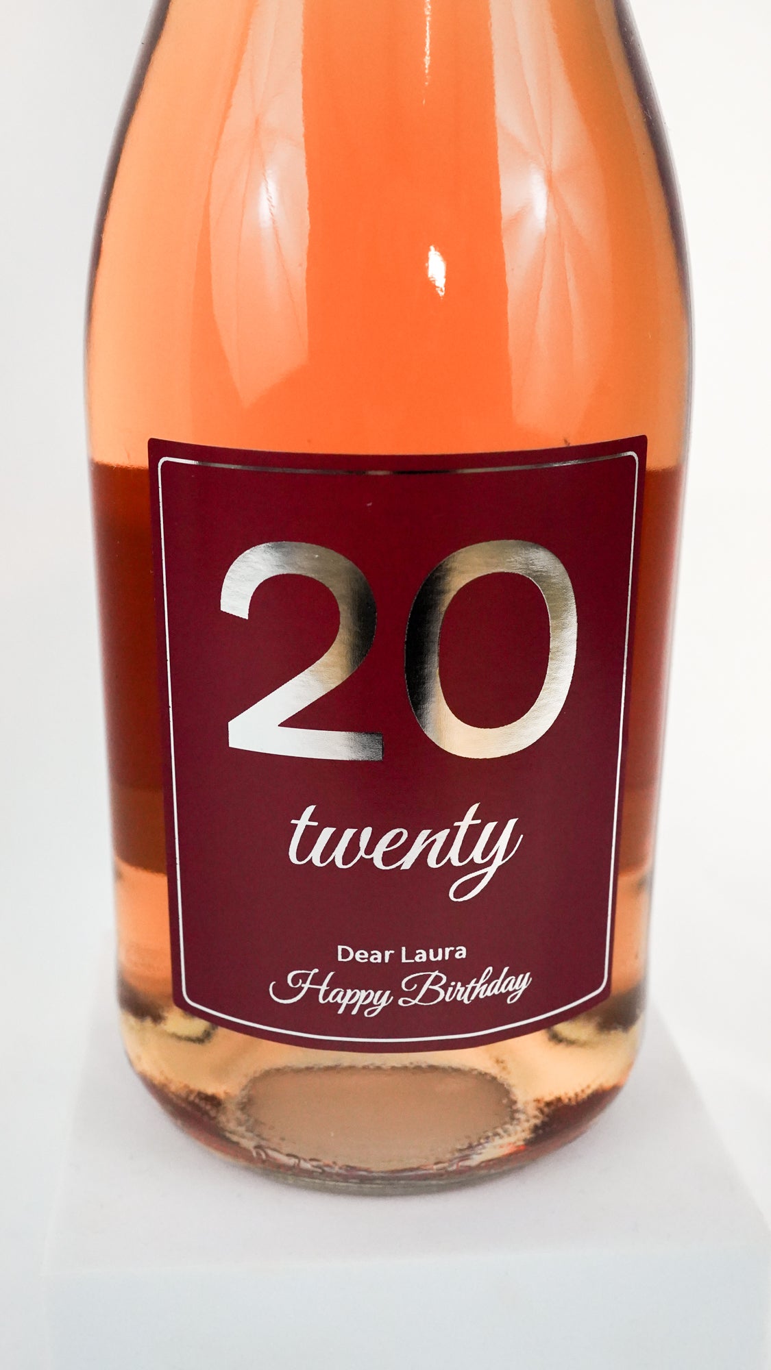 Besondere Geschenkidee für Weinfreunde: Pfirsich-Secco mit personalisiertem Geburtstags-Design.