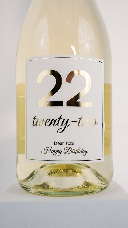 Personalisierte Weinflasche zum Geburtstag mit individuellem Etikett für Name und Alter – ein einzigartiges Geschenk