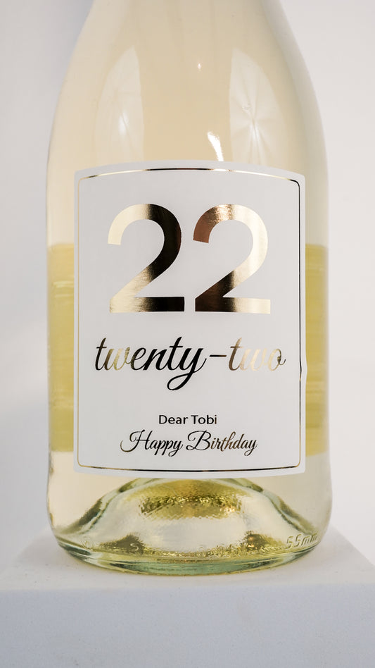 Personalisierte Weinflasche zum Geburtstag mit individuellem Etikett für Name und Alter – ein einzigartiges Geschenk