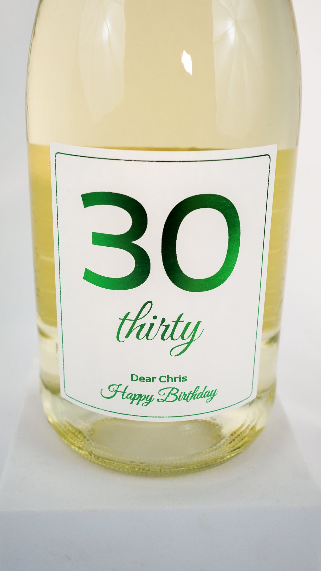 Individuelle Sektflasche zum Anstoßen auf den 30. Geburtstag.